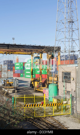 Bahnhof Eingang Barton Dock Road Versand Containerterminal, Containerbase, Trafford Park, Manchester. Stockfoto