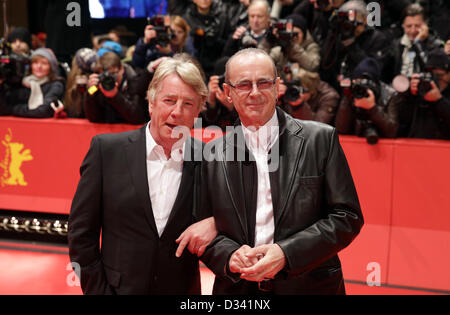 Berlin, Deutschland. 8. Februar 2013. Britische Musiker Rick Parfitt (L) und Francis Rossi der Band Status Quo kommen für die Premiere des Films "Promised Land" während der 63. jährlichen internationalen Filmfestspiele Berlin, in Berlin, Deutschland, 8. Februar 2013. Der Film wird im Wettbewerb der Berlinale präsentiert vom 07 bis 17 Februar läuft. Foto: Michael Kappeler Dpa / Alamy Live News Stockfoto