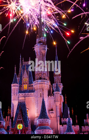 Disney World Burg bei Nacht mit Lichtern und Feuerwerk Stockfoto