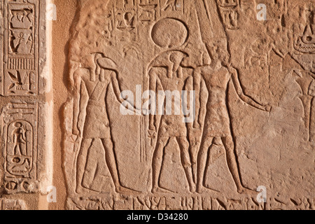 Schnitzen von Horus nahe dem Eingang zum großen Tempels von Abu Simbel, Ägypten Stockfoto