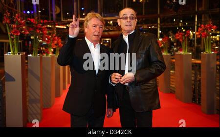 Berlin, Deutschland. 8. Februar 2013. Britische Musiker Rick Parfitt (L) und Francis Rossi der Band Status Quo kommen für die Premiere des Films "Promised Land" während der 63. jährlichen internationalen Filmfestspiele Berlin, in Berlin, Deutschland, 8. Februar 2013. Der Film wird im Wettbewerb der Berlinale präsentiert vom 07 bis 17 Februar läuft. Foto: Hannibal Dpa / Alamy Live News Stockfoto