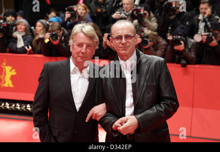 Berlin, Deutschland. 8. Februar 2013. Britische Musiker Rick Parfitt (L) und Francis Rossi der Band Status Quo kommen für die Premiere des Films "Promised Land" während der 63. jährlichen internationalen Filmfestspiele Berlin, in Berlin, Deutschland, 8. Februar 2013. Der Film wird im Wettbewerb der Berlinale präsentiert vom 07 bis 17 Februar läuft. Foto: Michael Kappeler Dpa / Alamy Live News Stockfoto