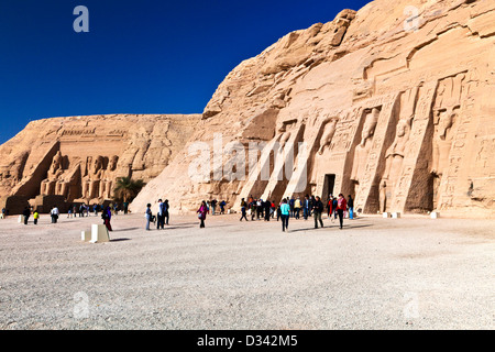 Der Tempel von Ramses II und den Tempel der Nefertari gewidmet Hathor in Abu Simbel, Ägypten Stockfoto