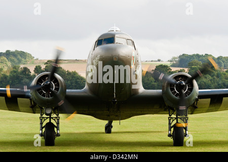 Douglas C47 mit Triebwerken auf dem Flugplatz Duxford. Stockfoto
