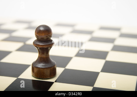 Schwarze Bauern auf dem Schachbrett Stockfoto