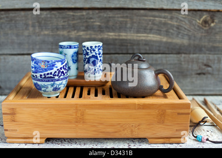 Traditionelle chinesische Teezeremonie Zubehör (Wasserkocher und Tee-paar) Stockfoto