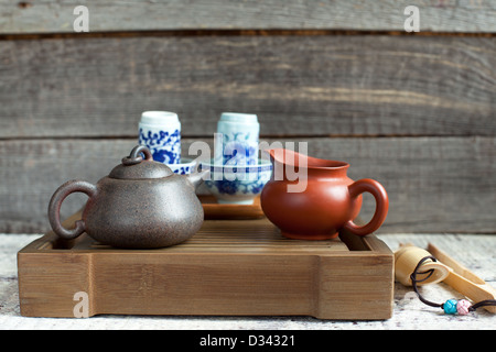 Traditionelle chinesische Teezeremonie Zubehör (Wasserkocher und Tee-Glas) Stockfoto