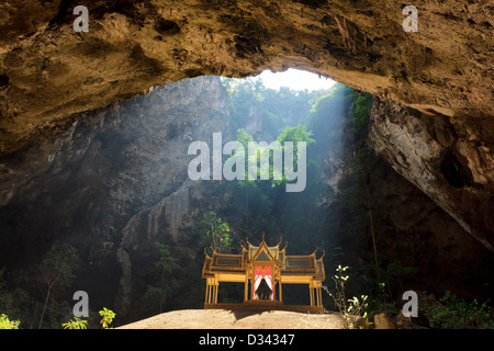 Buddhistischer Tempel in den Bergen Höhle, Sam Roi Yot, Thailand Stockfoto