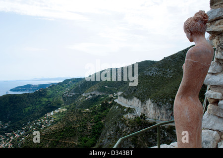 Blick vom mittelalterlichen Stadt Eze thront auf einem Hügel mit Blick auf das Mittelmeer Stockfoto