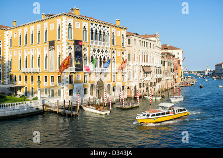 Blick auf den Canal Grande vom Ponte della Accademia mit Palazzo Cavalli-Franchetti-Palast auf der linken Seite Stockfoto