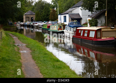 Haus-Boote vertäut am Kanal in der Nähe von Abergavenny in Süd-Wales Stockfoto