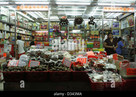 Getrocknete Lebensmittelgeschäft an der Yaowaraj Road, Chinatown von Bangkok, Thailand Stockfoto