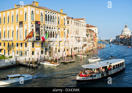 Blick auf den Canal Grande vom Ponte della Accademia mit Palazzo Cavalli-Franchetti-Palast auf der linken Seite Stockfoto