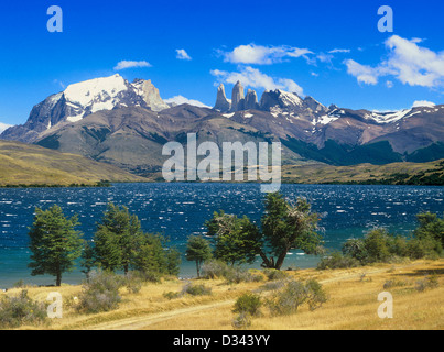 Chile, Region Magallanes, Blick auf die Türme von Paine über Lago Azul Stockfoto