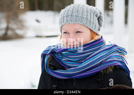 Eingehüllt in warme Schal Frau Abstand betrachten Stockfoto
