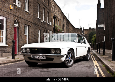 White, Retro-Jensen Interceptor S in der Straße außerhalb von Häusern, Tower Bridge, London 15 10 2010 geparkt Stockfoto