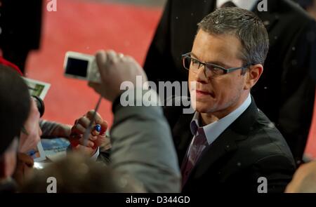 US-Schauspieler Matt Damon kommt für die Premiere des Films "Promised Land" während der 63. jährlichen internationalen Filmfestspiele Berlin, in Berlin, Deutschland, 8. Februar 2013. Der Film wird im Wettbewerb der Berlinale präsentiert vom 07 bis 17 Februar läuft. Foto: Sven Hoppe dpa Stockfoto