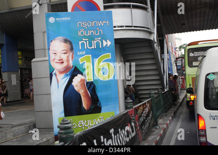 Herr Sukhumbhand Paribatra Kampagne Banner auf Straße, Bangkok Gouverneur Wahl 2013 Stockfoto