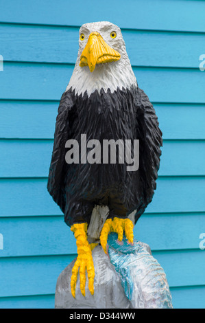 Hand geschnitzter kunstvolle Skulptur der Weißkopf-Seeadler, Innenstadt von Seward, Alaska, USA Stockfoto