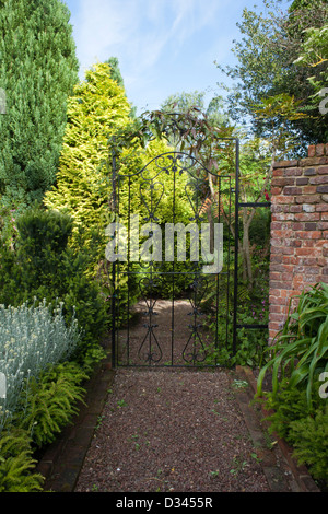 Schmiedeeisernes Tor in den ummauerten Garten. Stockfoto