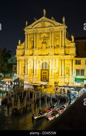 Kirche der Scalzi am Canal Grande in Venedig bei Nacht Stockfoto