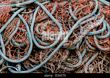 Charta und kommerziellen Fischerboote im Hafen, Homer, Alaska, USA. Detail der Seile und Takelage. Stockfoto