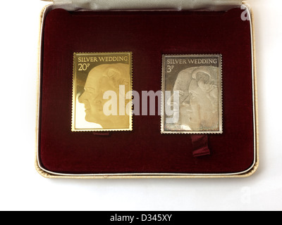 Gold und Silber-Briefmarken zum Gedenken an Königin Elizabeth II und der Herzog von Edinburgh Silberhochzeit Stockfoto