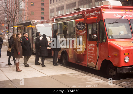 Kunden richten Sie an die Stouffer Mac n' Käse Imbisswagen außerhalb der World Financial Center in Lower Manhattan in New York Stockfoto