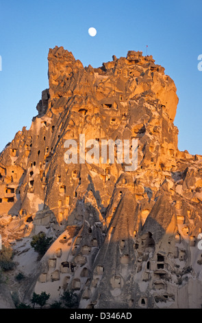 Große Rock-Formation mit Höhlen geschnitzt im einstigen, Türkei Stockfoto