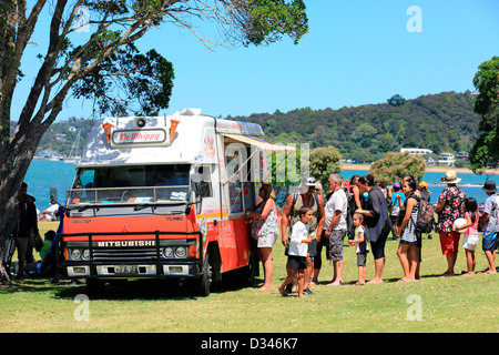 Linie von Menschen Schlange für ein Herr Whippy Eis während Waitangi Day Feierlichkeiten in den Waitangi Treaty grounds Stockfoto