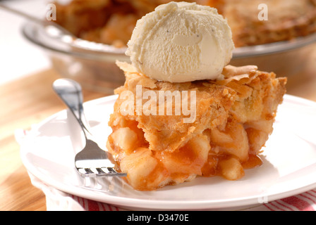 Frisch gebackenen Apfelkuchen tiefen Teller ein la mode Stockfoto