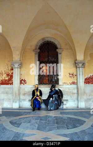 Venedig, Italien. 8. Februar 2013. Wie die Sonne zu setzen beginnt, beginnen die schönen Menschen von der Karneval von Venedig, auf der Uferpromenade in ihren Kostümen und Masken zu posieren für Fotos vor der Insel San Giorgio Maggiore zu migrieren. Das Thema für das Jahr 2013 ist Live in Farbe. Bildnachweis: Paul Brown / Alamy Live News Stockfoto