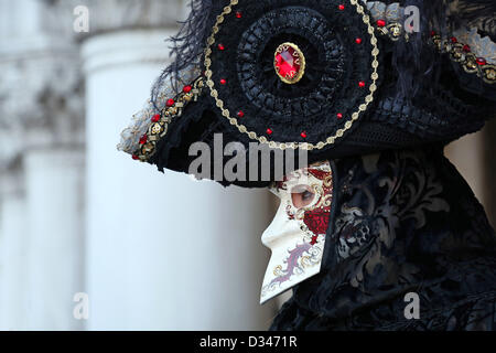 Venedig, Italien. 8. Februar 2013. Wie die Sonne zu setzen beginnt, beginnen die schönen Menschen von der Karneval von Venedig, auf der Uferpromenade in ihren Kostümen und Masken zu posieren für Fotos vor der Insel San Giorgio Maggiore zu migrieren. Das Thema für das Jahr 2013 ist Live in Farbe. Bildnachweis: Paul Brown / Alamy Live News Stockfoto