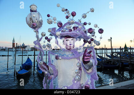 Venedig, Italien. 8. Februar 2013. Wie die Sonne zu setzen beginnt, beginnen die schönen Menschen von der Karneval von Venedig, auf der Uferpromenade in ihren Kostümen und Masken zu posieren für Fotos vor der Insel San Giorgio Maggiore zu migrieren. Das Thema für das Jahr 2013 ist Live in Farbe. Bildnachweis: Paul Brown / Alamy Live News Stockfoto