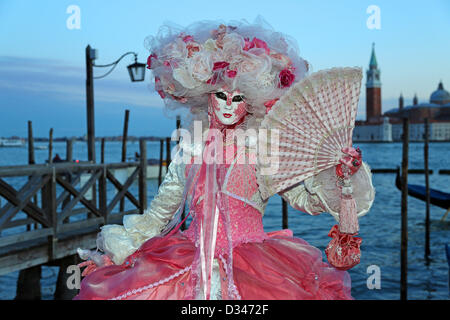 Venedig, Italien. 8. Februar 2013. Wie die Sonne zu setzen beginnt, beginnen die schönen Menschen von der Karneval von Venedig, auf der Uferpromenade in ihren Kostümen und Masken zu posieren für Fotos vor der Insel San Giorgio Maggiore zu migrieren. Das Thema für das Jahr 2013 ist Live in Farbe. Bildnachweis: Paul Brown / Alamy Live News Stockfoto