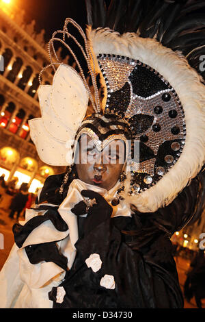 Venedig, Italien. 8. Februar 2013. Wie die Sonne zu setzen beginnt, beginnen die schönen Menschen von der Karneval von Venedig, auf der Uferpromenade in ihren Kostümen und Masken zu posieren für Fotos vor der Insel San Giorgio Maggiore zu migrieren. Das Thema für das Jahr 2013 ist Live in Farbe. Bildnachweis: Paul Brown / Alamy Live News Stockfoto