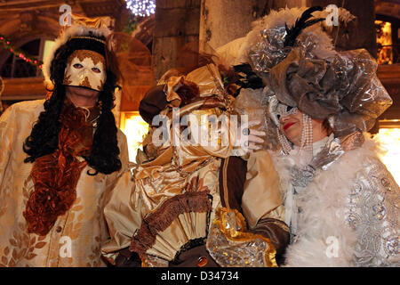 Venedig, Italien. 8. Februar 2013. Wie die Sonne zu setzen beginnt, beginnen die schönen Menschen von der Karneval von Venedig, auf der Uferpromenade in ihren Kostümen und Masken zu posieren für Fotos vor der Insel San Giorgio Maggiore zu migrieren. Das Thema für das Jahr 2013 ist Live in Farbe. Bildnachweis: Paul Brown / Alamy Live News Stockfoto