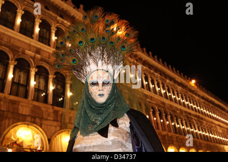 Venedig, Italien. 8. Februar 2013. Wie die Sonne zu setzen beginnt, beginnen die schönen Menschen von der Karneval von Venedig, auf der Uferpromenade in ihren Kostümen und Masken zu posieren für Fotos vor der Insel San Giorgio Maggiore zu migrieren. Das Thema für das Jahr 2013 ist Live in Farbe. Bildnachweis: Paul Brown / Alamy Live News Stockfoto