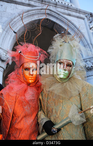 Venedig, Italien. 8. Februar 2013. Wie die Sonne zu setzen beginnt, beginnen die schönen Menschen von der Karneval von Venedig, auf der Uferpromenade in ihren Kostümen und Masken zu posieren für Fotos vor der Insel San Giorgio Maggiore zu migrieren. Das Thema für das Jahr 2013 ist Live in Farbe. Bildnachweis: Paul Brown / Alamy Live News Stockfoto