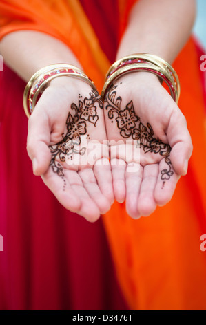 Henna geschmückt Palmen in einer Geste der Nächstenliebe Stockfoto