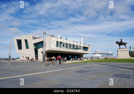 Mersey Ferries Terminal befindet sich am Ufer des Flusses Mersey am Molenkopf in Liverpool, die das Beatles-Museum beherbergt. Stockfoto