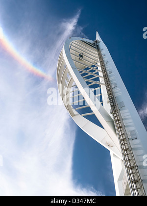 Portsmouth Spinnaker Tower reflektierende Regenbogen Stockfoto