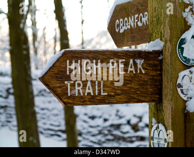 Schnee bedeckten hölzernen Wegweiser mitten im Winter auf dem Höhenweg Peak in der Nähe von Cromford Derbyshire Dales Peak District England UK Stockfoto