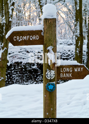 Schnee bedeckten hölzernen Wegweiser mitten im Winter auf dem Höhenweg Peak in der Nähe von Cromford Derbyshire Dales Peak District England UK Stockfoto