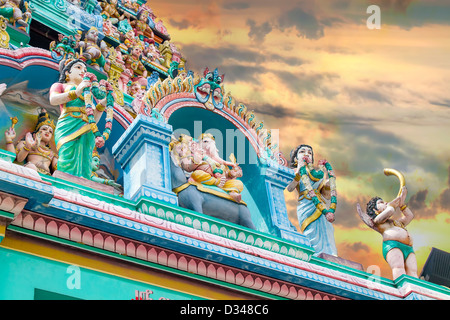 Sri Layan Sithi Vinayagar Lord Ganesha Gottheit Statuen Gopurams Tempelturm gegen Sonnenuntergang Himmel Stockfoto