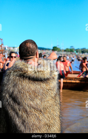 Maori Mann in traditionellen gefiederten Mantel auf Te Tii Strand während Waitangi Day Feierlichkeiten Stockfoto