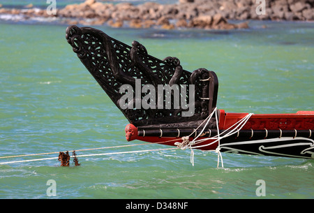 Die fein geschnitzten Bogen der großen Maori Waka Krieg Kanu Ngatokimatawhaorua, im Wasser bei den Waitangi Treaty Grounds Stockfoto