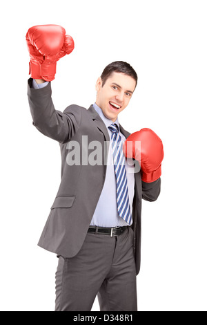Ein junger Geschäftsmann tragen Anzug und Boxhandschuhe und gestikulieren auf weißen Hintergrund isoliert Stockfoto