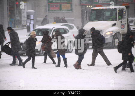 Toronto, Kanada. 8. Februar 2013. Menschen und Autos an der Yonge Street in der Rush Hour bei starkem Schneefall auf Freitag, 8. Februar 2013 kämpfen. Dies ist eine historische Wintersturm in Ontario, vielleicht das größte seit 2008 als... Bildnachweis: CharlineXia Ontario Kanada Sammlung / Alamy Live News Stockfoto