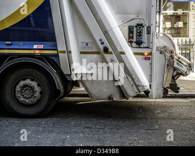 Seitenansicht des Waste Collection Müllwagens, der Müllsäcke in Covent Garden im Zentrum von London sammelt, aufgenommen am 5th. Februar 2013 Stockfoto